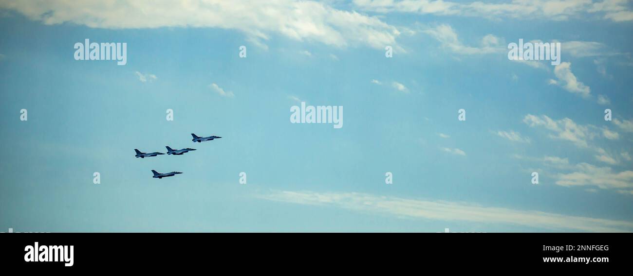 Sioux Falls, SD, USA 17. August 2019 Air Show mit der US Air Force F16C Fighting Falcons, Thunderbirds, Panorama Stockfoto
