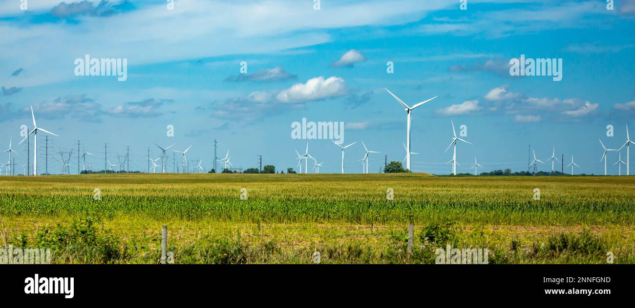 Windturbinen, die im Mittleren Westen der usa Strom erzeugen, Panorama Stockfoto
