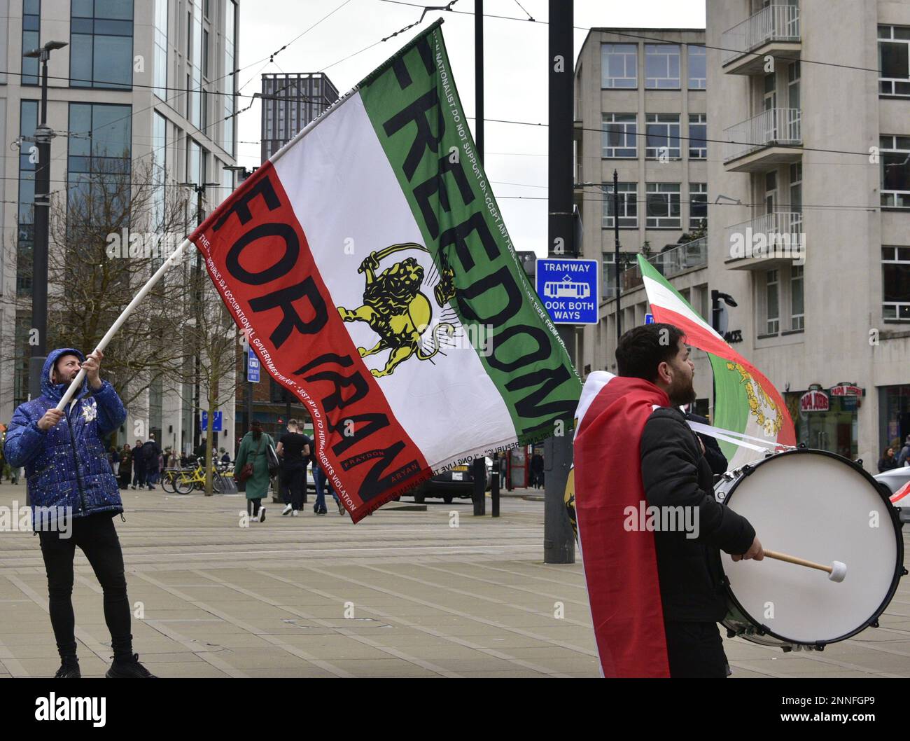 Ein Mann hat eine Flagge, die besagt: Freiheit für den Iran. Die Demonstranten meldeten sich am 25. Februar am St. Peter's Square, im Zentrum von Manchester, England, Vereinigtes Königreich, 2023, kritisch gegenüber der iranischen Regierung und wütend über den Tod der kurdischen Frau Mahsa Amini, 22 Jahre alt. Mahsa Amini starb, nachdem er am 16. September 2022 von der religiösen Moralpolizei verhaftet wurde, weil er den Hijab nicht gemäß den Regierungsregeln trug. Dies führte zu Protesten im ganzen Iran. Stockfoto