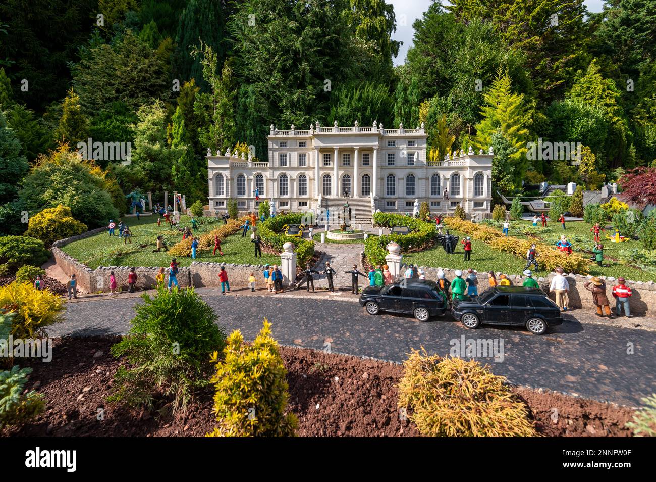 06.08.2021 Torquay, Großbritannien. Wortspiele, lustige Szenen und viel Humor. Das Model Village stellt eine generische Version von Großbritannien durch die Jahrzehnte dar, mit etwas Glück Stockfoto