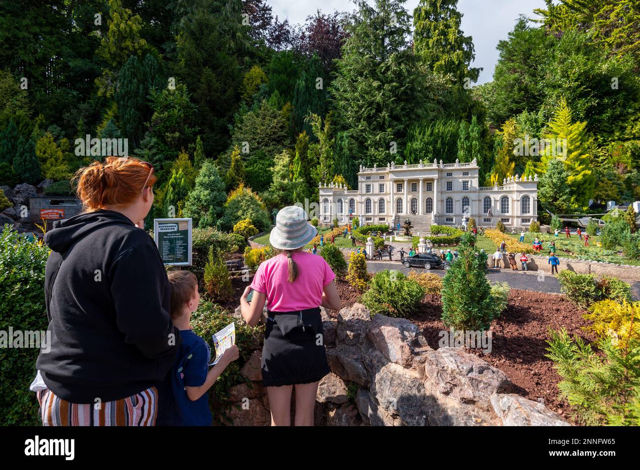 06.08.2021 Torquay, Großbritannien. Babbacombe Miniatur-Modelldorf. Besichtigungsszenen für Kinder, in denen das britische Leben und die britische Kultur über Jahrzehnte dargestellt werden. Stockfoto