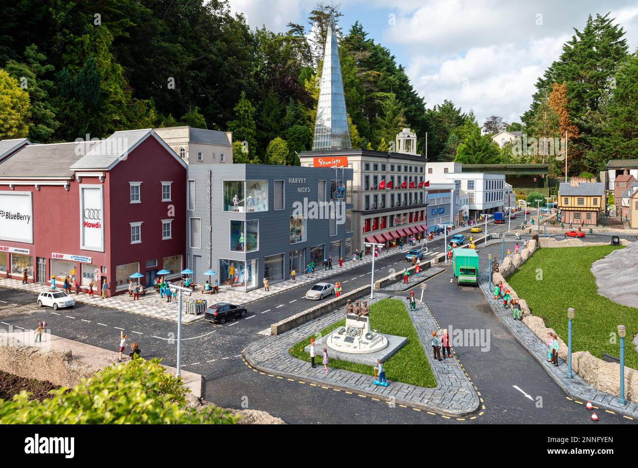 06.08.2021 Torquay, Großbritannien. Wortspiele, lustige Szenen und viel Humor. Das Model Village stellt eine generische Version von Großbritannien durch die Jahrzehnte dar, mit etwas Glück Stockfoto