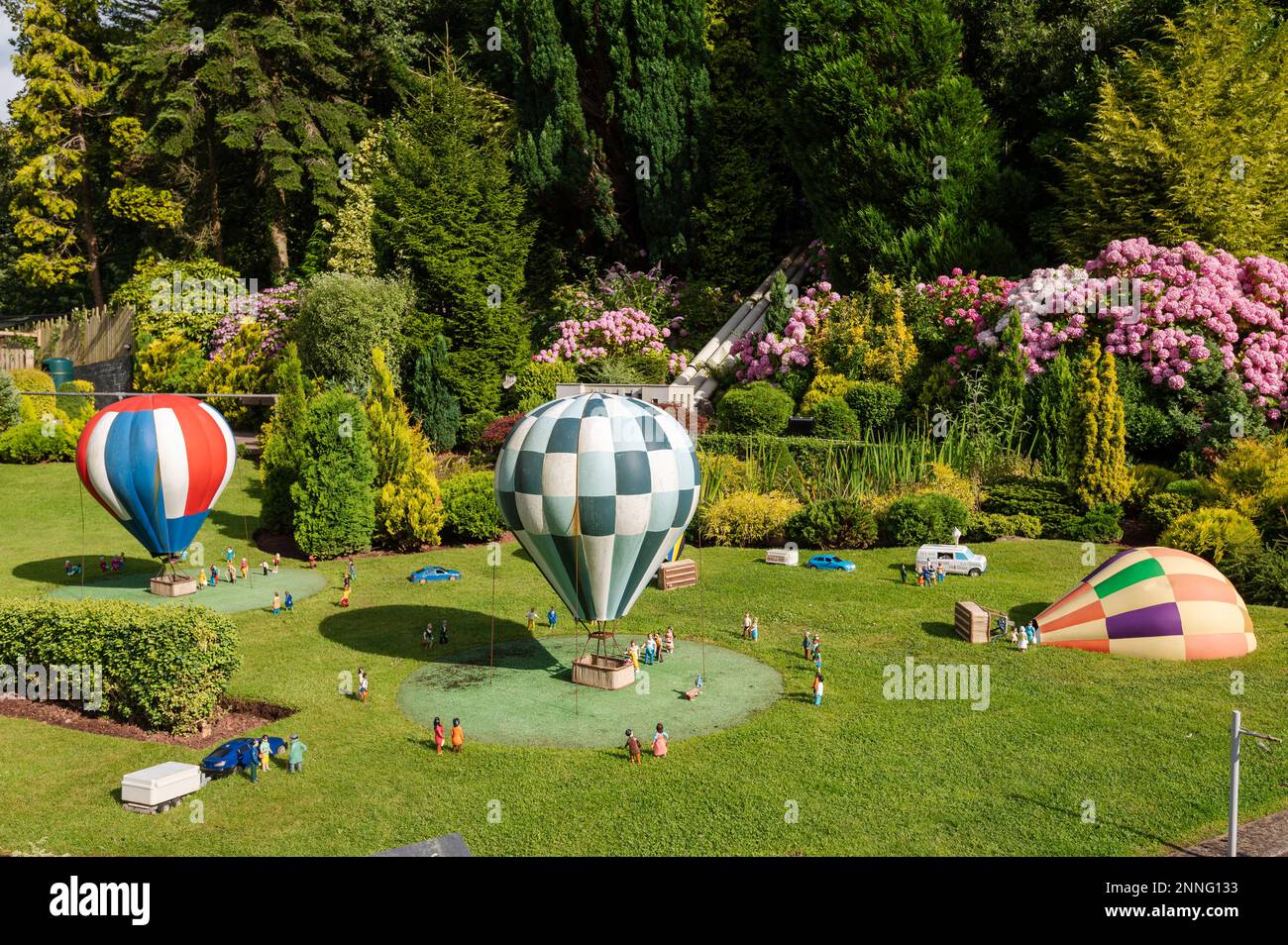 06.08.2021 Torquay, Großbritannien. Babbacombe Miniatur-Modelldorf. Szene mit Heißluftballons. Stockfoto