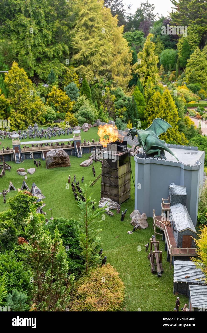 06.08.2021 Torquay, Großbritannien. Babbacombe Miniatur-Modelldorf. Szene mit Feuerdrachen im Mittelalter. Stockfoto