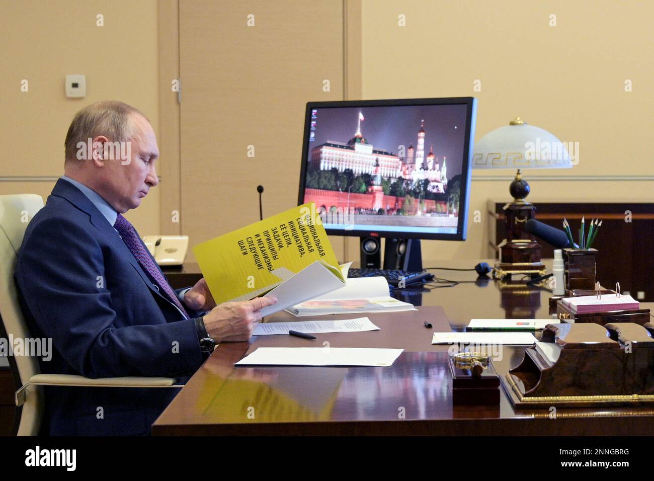 Russian President Vladimir Putin attends a meeting via video conference at the Novo-Ogaryovo residence outside Moscow, Russia, Thursday, April 15, 2021. (Alexei Druzhinin, Sputnik, Kremlin Pool Photo via AP) Stockfoto