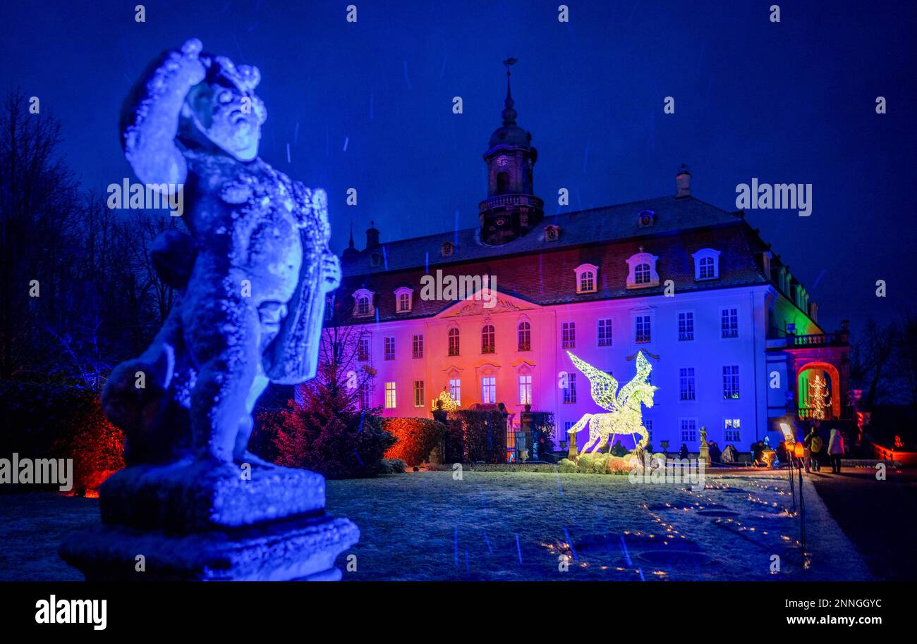 Lichtenwalde, Deutschland. 25. Februar 2023. Der Burgpark Lichtenwalde ist am vorletzten Tag der „Lumagica“-Winterabenteuer-Welt farbenfroh beleuchtet. Die Lichtshow, die ursprünglich bis Januar 8 geplant war, wurde wegen der hohen Besucherzahl bis zum 26. Februar 2023 verlängert. Mehr als 300 beleuchtete Objekte, musiksynchronisierte Lichtshows und interaktive Elemente könnten auf einer etwa 1,5 km langen Tour erlebt werden. Kredit: Kristin Schmidt/dpa/Alamy Live News Stockfoto