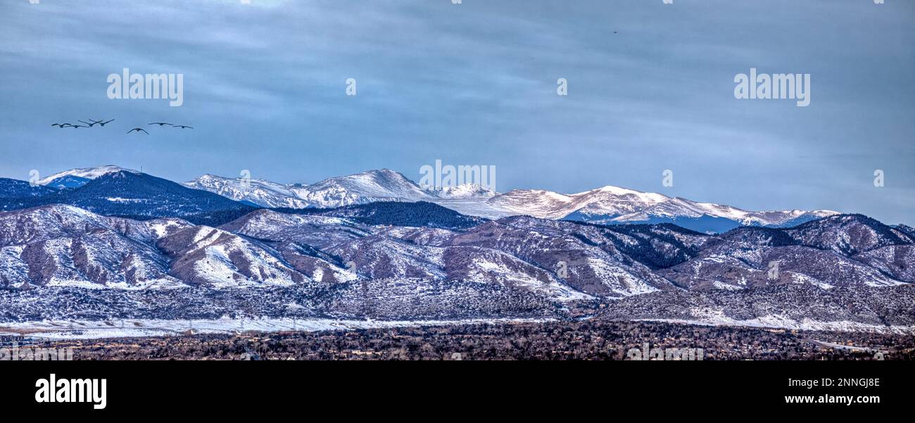 Die Berge der Colorado Front Range mit einer leichten Schneebedeckung. Stockfoto