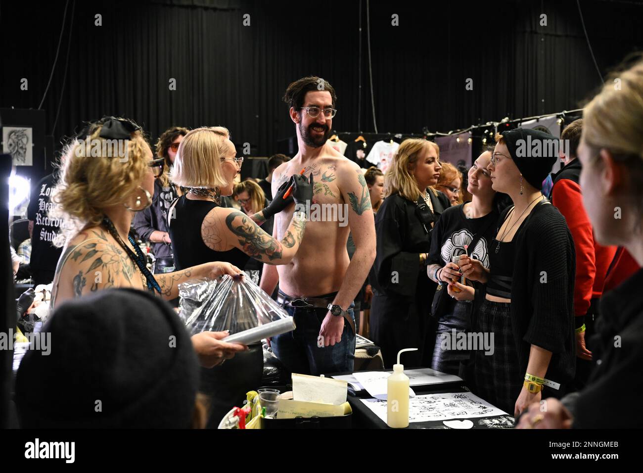 Brighton UK. 25. Februar 2023 Bei der jährlichen Brighton Tattoo Convention, dem Brighton Centre, arbeiten Tätowierer. Hier werden Körperdekorationen und Körperpflege für Kunden vor Ort durchgeführt. Foto ©Julia Claxton Credit: Julia Claxton/Alamy Live News Stockfoto