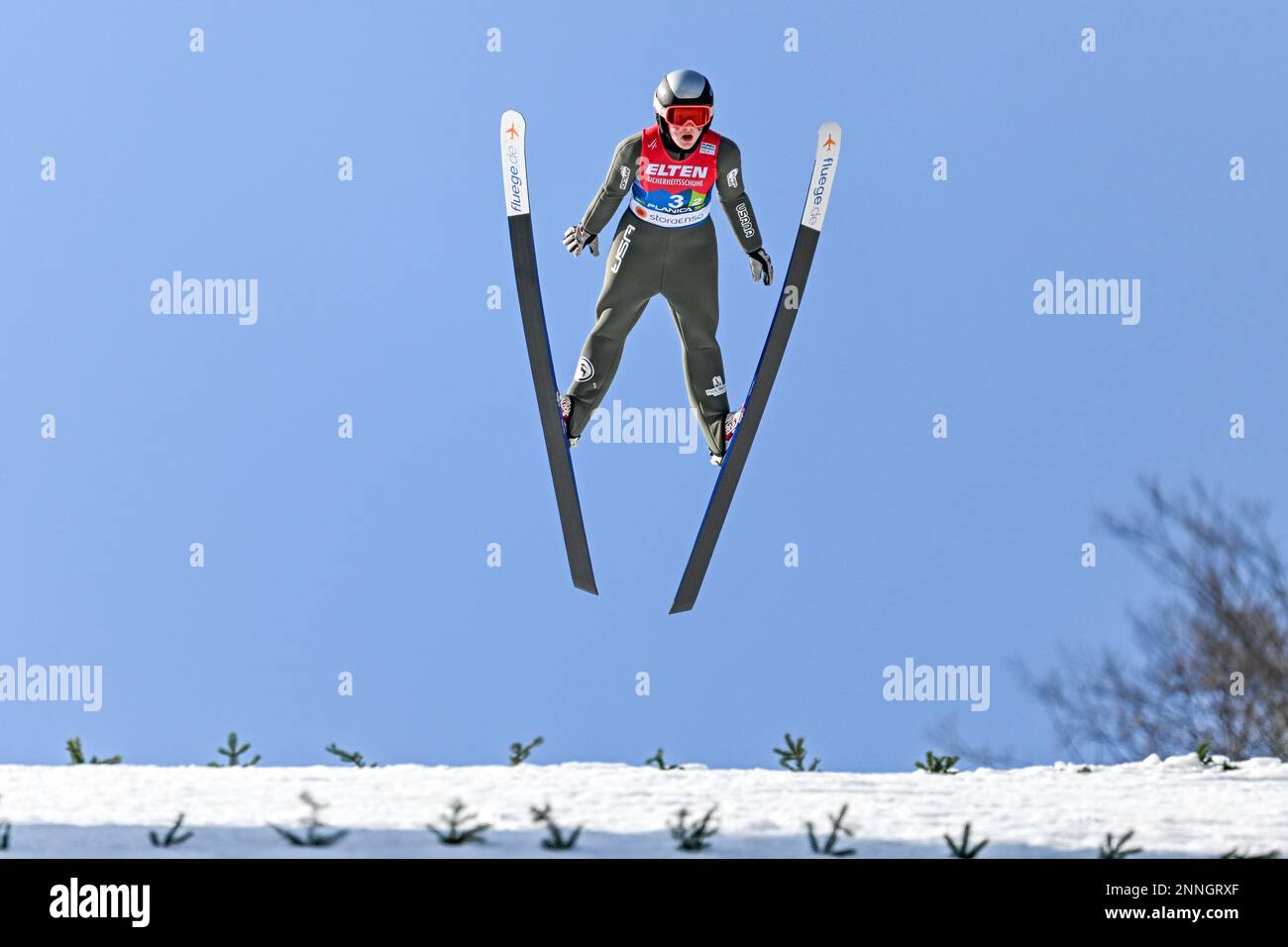 Planica, Slowenien. 25. Februar 2023. Josie Johnson aus den Vereinigten Staaten von Amerika in Aktion während des Women HS 100 Normal Hill Teams bei der FIS Nordic World Ski Championships 2023. Kredit: SOPA Images Limited/Alamy Live News Stockfoto