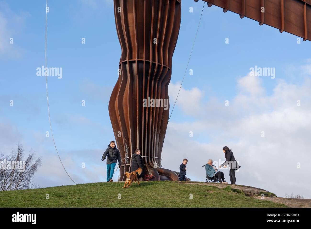 Besucher rund um die Füße der Wahrzeichen von Antony Gormley, dem Engel des Nordens, in Gateshead, Großbritannien. Stockfoto