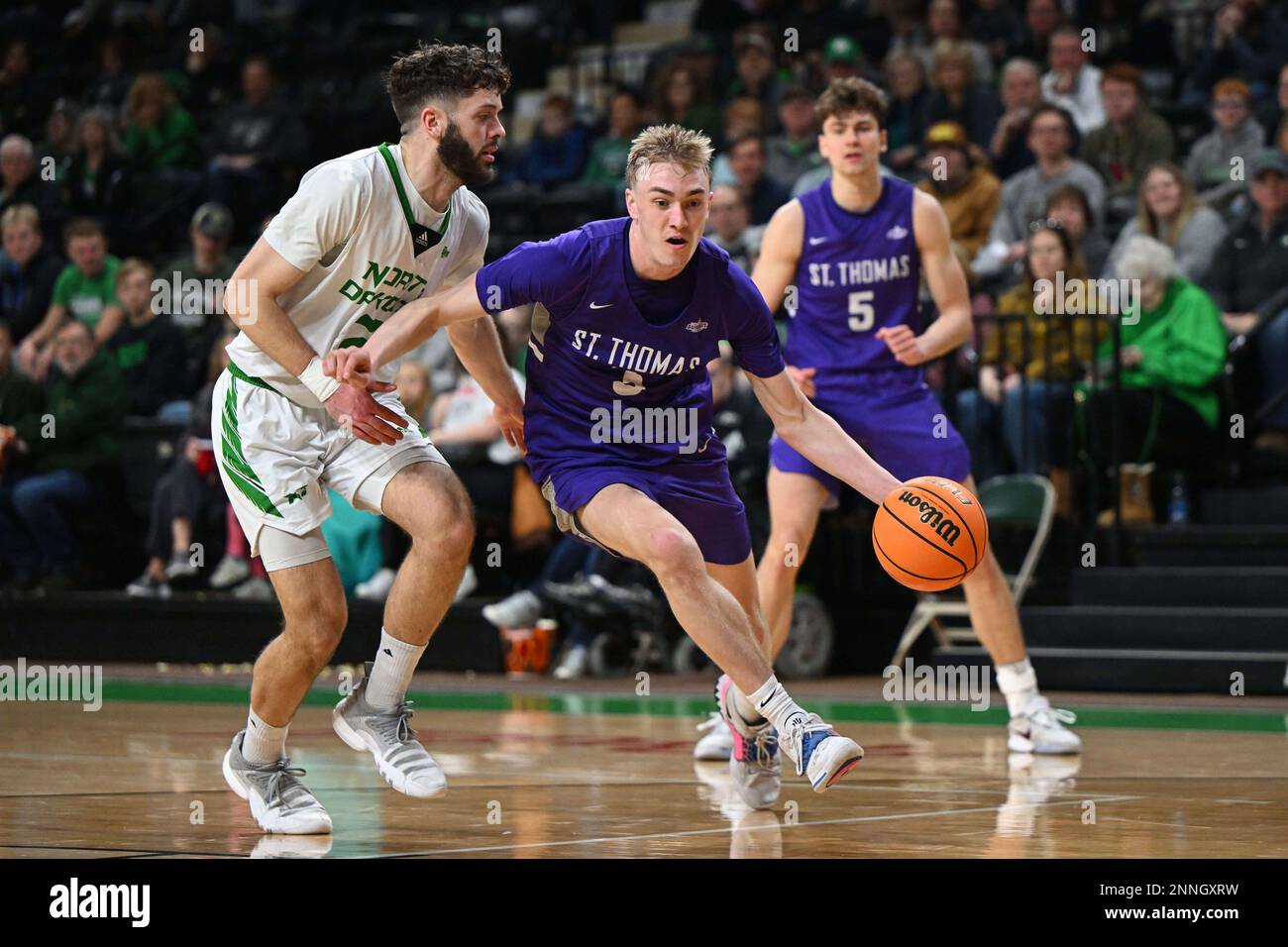 St. Thomas - Minnesota Tommies-Wachmann Andrew Rohde (3) fährt während eines NCAA Männer Basketballspiels zwischen den St. Thomas Minnesota Tommies und die University of North Dakota Fighting Hawks im Betty Engelstad Sioux Center in Grand Forks, ND, am Samstag, den 25. Februar 2023. Foto: Russell Hons/CSM Stockfoto