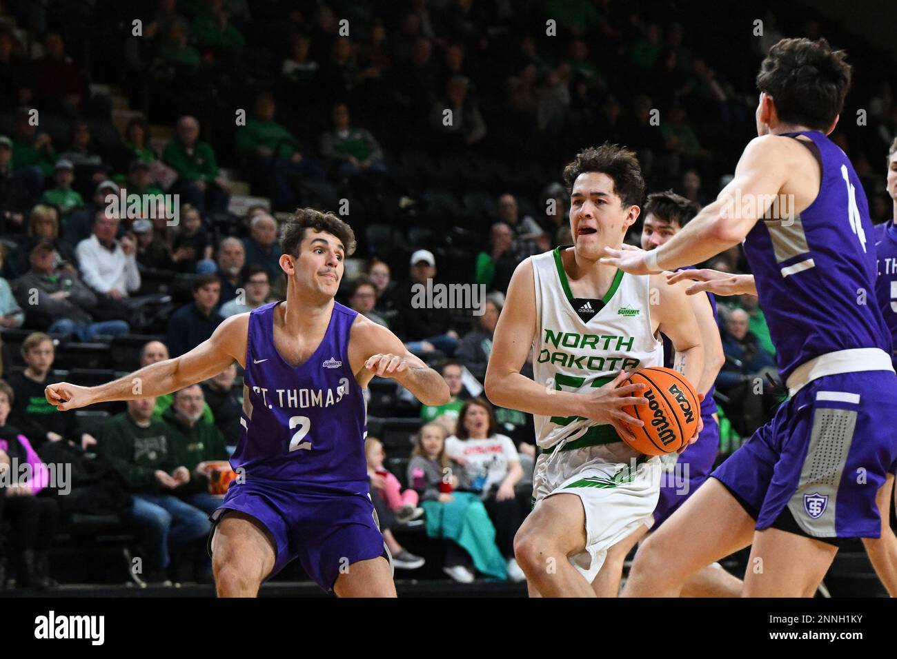 Treysen Eaglestaff (52) der North Dakota Fighting Hawks fährt während eines NCAA Männer Basketballspiels zwischen den St. Thomas Minnesota Tommies und die University of North Dakota Fighting Hawks im Betty Engelstad Sioux Center in Grand Forks, ND, am Samstag, den 25. Februar 2023. Foto: Russell Hons/CSM Stockfoto