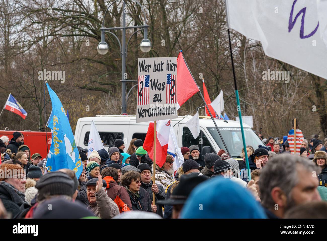 BERLIN 25. FEBRUAR 2023 Eine große Demonstration am Brandenburger Tor unter dem Motto