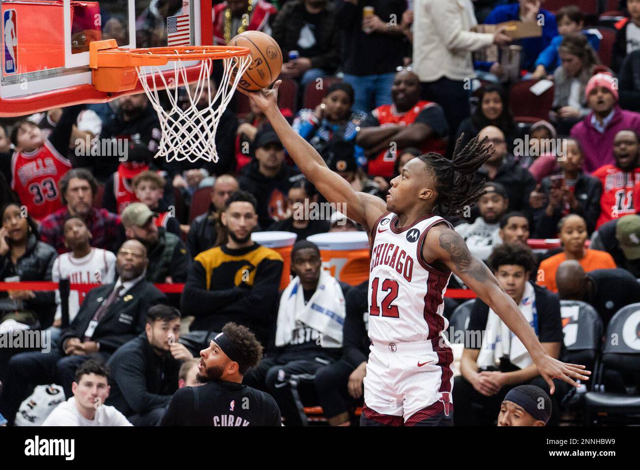 Chicago, USA. 24. Februar 2023. Ayo Dosunmu (12 Chicago Bulls) legt am Freitag, den 24. Februar 2023 im United Center, Chicago, USA, einen Layup zwischen den Chicago Bulls und den Brooklyn Nets an. (KEINE KOMMERZIELLE NUTZUNG) (Foto: Shaina Benhiyoun/Sports Press Photo/C - FRIST VON EINER STUNDE - FTP NUR AKTIVIEREN, WENN BILDER WENIGER ALS EINE STUNDE ALT sind - Alamy) Guthaben: SPP Sport Press Photo. Alamy Live News Stockfoto