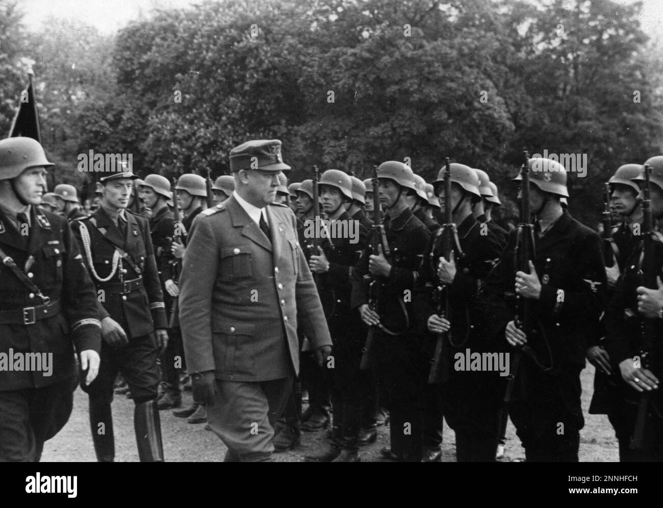 Vidkun Quisling inspiziert die Germanske SS Norge auf dem Palastplatz in Oslo, Norwegen Stockfoto