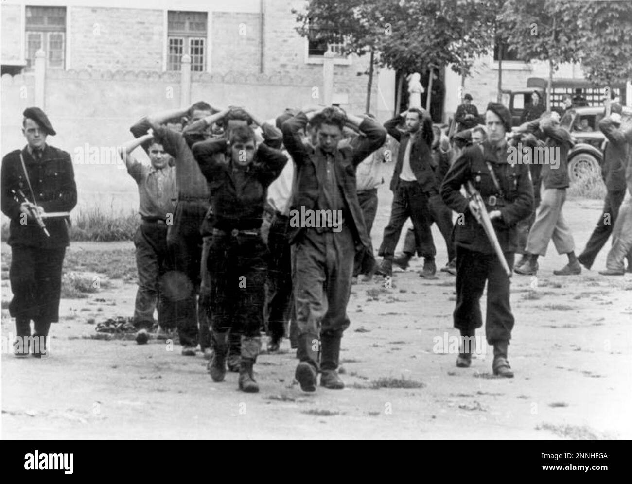 Französische miliz (in Uniform mit Waffen) eskortiert Widerstandshäftlinge im Juli 1944. Die Miliz war die französische Vichy-Miliz (d. h. Kollaborateure mit dem nazi-Regime). Photo Bundesarchiv, Bild 146-1989-107-24/Koll/CC-BY-SA 3,0, CC BY-SA 3,0 de, https://commons.wikimedia.org/w/index.php?curid=5419501 Stockfoto