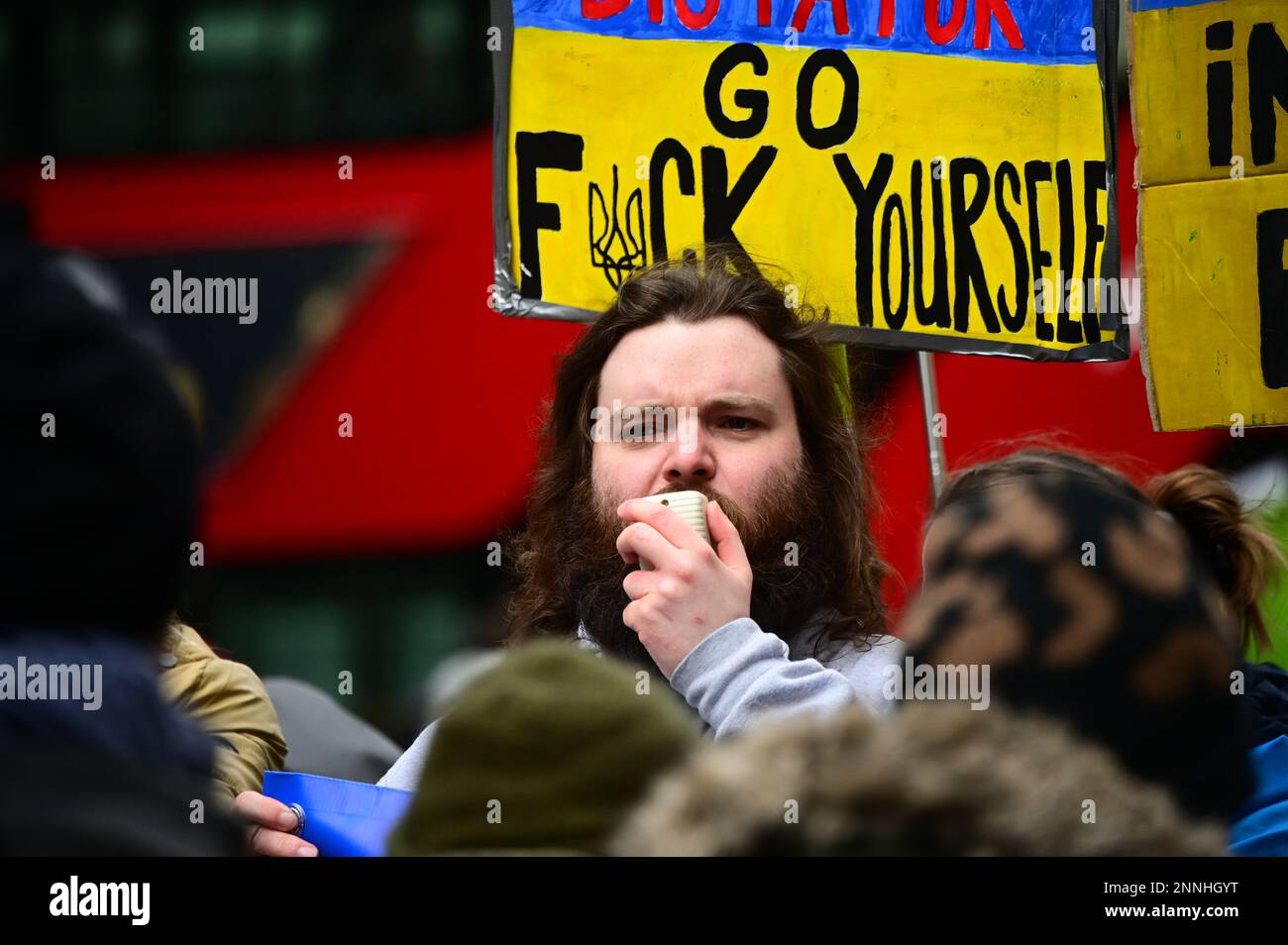 25. Februar 2023 BBC HQ, LONDON, GROSSBRITANNIEN. Tausende Anti-Kriegs-Demonstranten beenden den Krieg in der Ukraine – Nein zum Atomkrieg, Nein zur russischen Invasion, Nein zur nato, Versammlung außerhalb der BBC, auch eine kleine Gruppe von ukrainischen Konterprotesten stoppt den Krieg marsch zur Trafalgar-Rallye, London, Großbritannien. Stockfoto