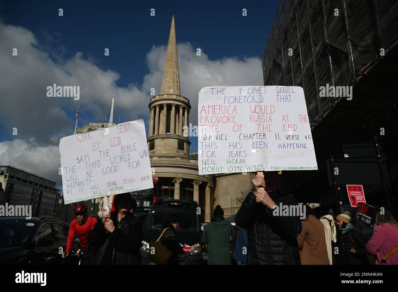 25. Februar 2023 BBC HQ, LONDON, GROSSBRITANNIEN. Tausende Anti-Kriegs-Demonstranten beenden den Krieg in der Ukraine – Nein zum Atomkrieg, Nein zur russischen Invasion, Nein zur nato, Versammlung außerhalb der BBC, marsch zur Trafalgar-Rallye, London, Großbritannien. Stockfoto