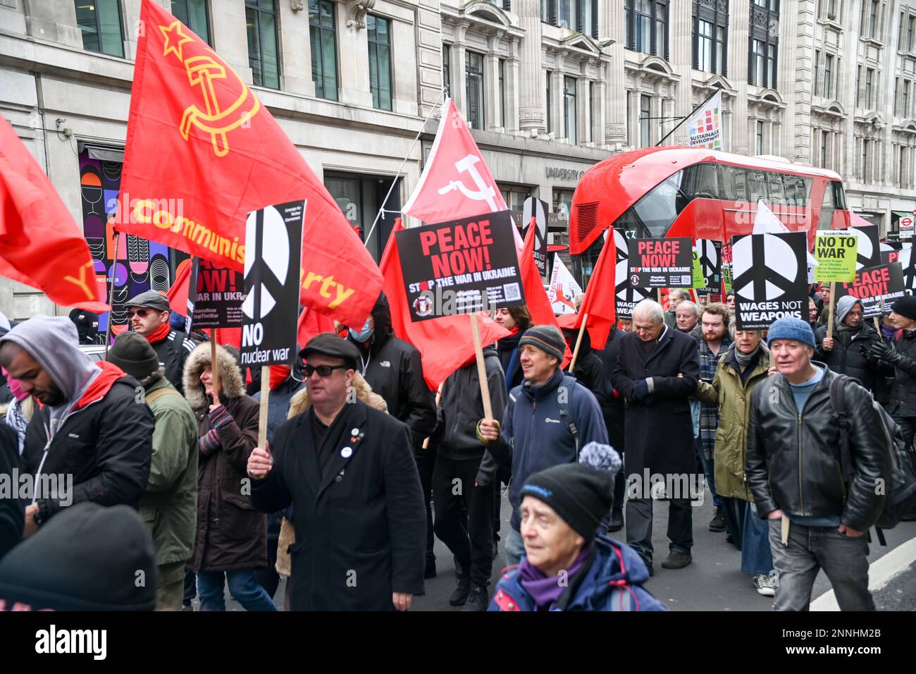 25. Februar 2023 BBC HQ, LONDON, GROSSBRITANNIEN. Tausende Anti-Kriegs-Demonstranten beenden den Krieg in der Ukraine – Nein zum Atomkrieg, Nein zur russischen Invasion, Nein zur nato, Versammlung außerhalb der BBC, marsch zur Trafalgar-Rallye, London, Großbritannien. Stockfoto