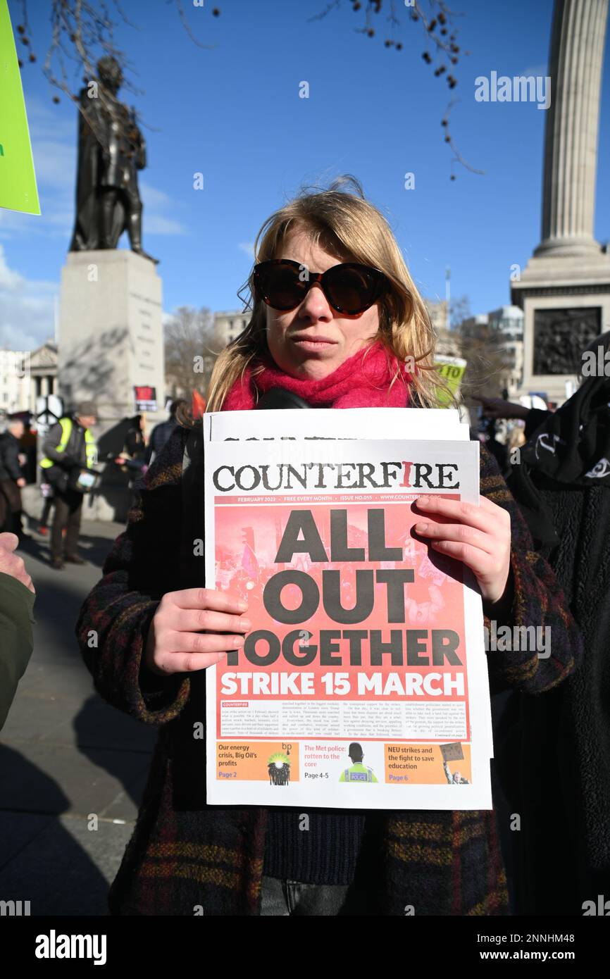 25. Februar 2023 BBC HQ, LONDON, GROSSBRITANNIEN. Tausende Anti-Kriegs-Demonstranten beenden den Krieg in der Ukraine – Nein zum Atomkrieg, Nein zur russischen Invasion, Nein zur nato, Versammlung außerhalb der BBC, marsch zur Trafalgar-Rallye, London, Großbritannien. Stockfoto