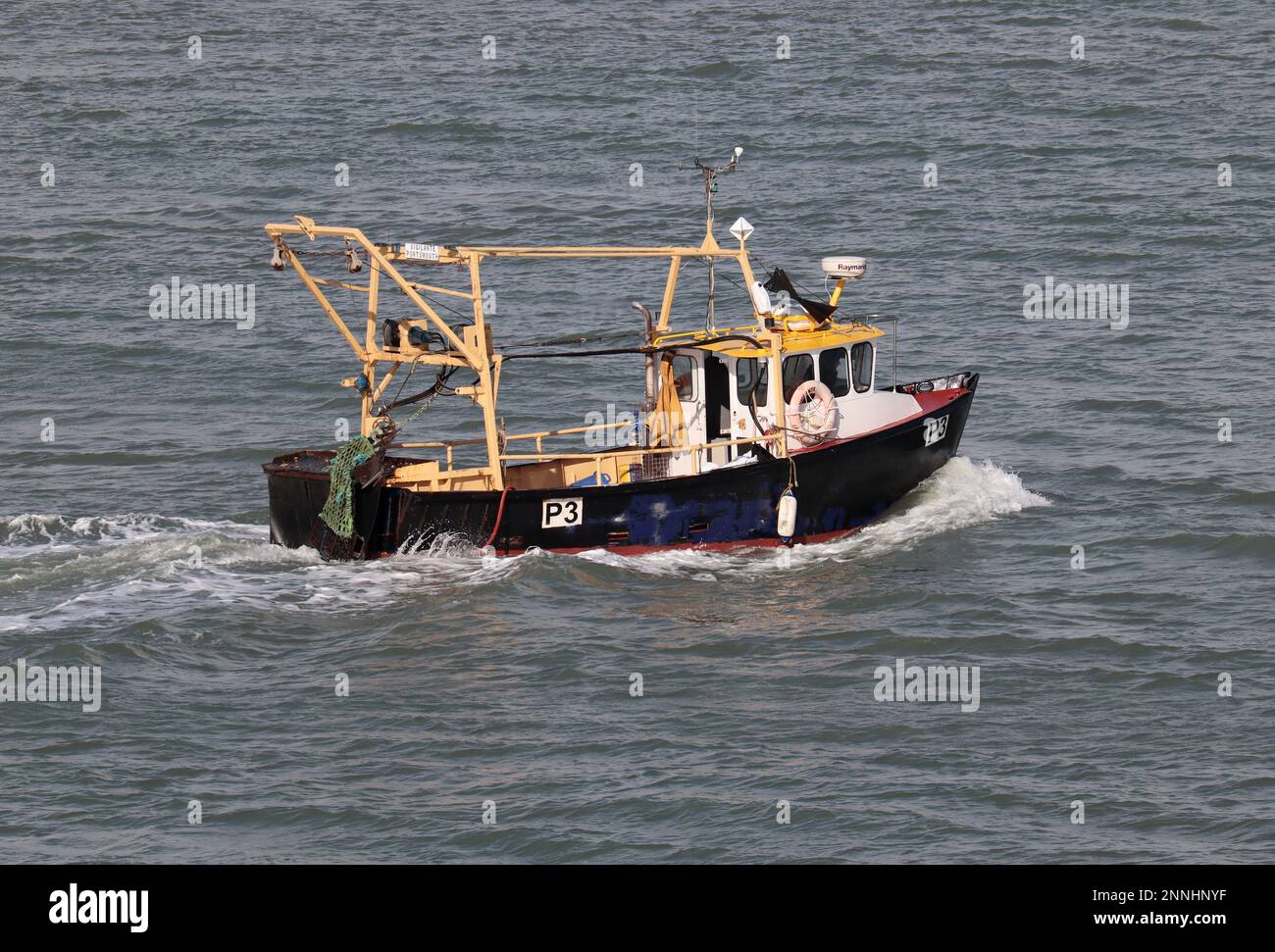 Das in Portsmouth ansässige Fischereifahrzeug VIGILANTE (P3), das in den Hafen zurückkehrt Stockfoto