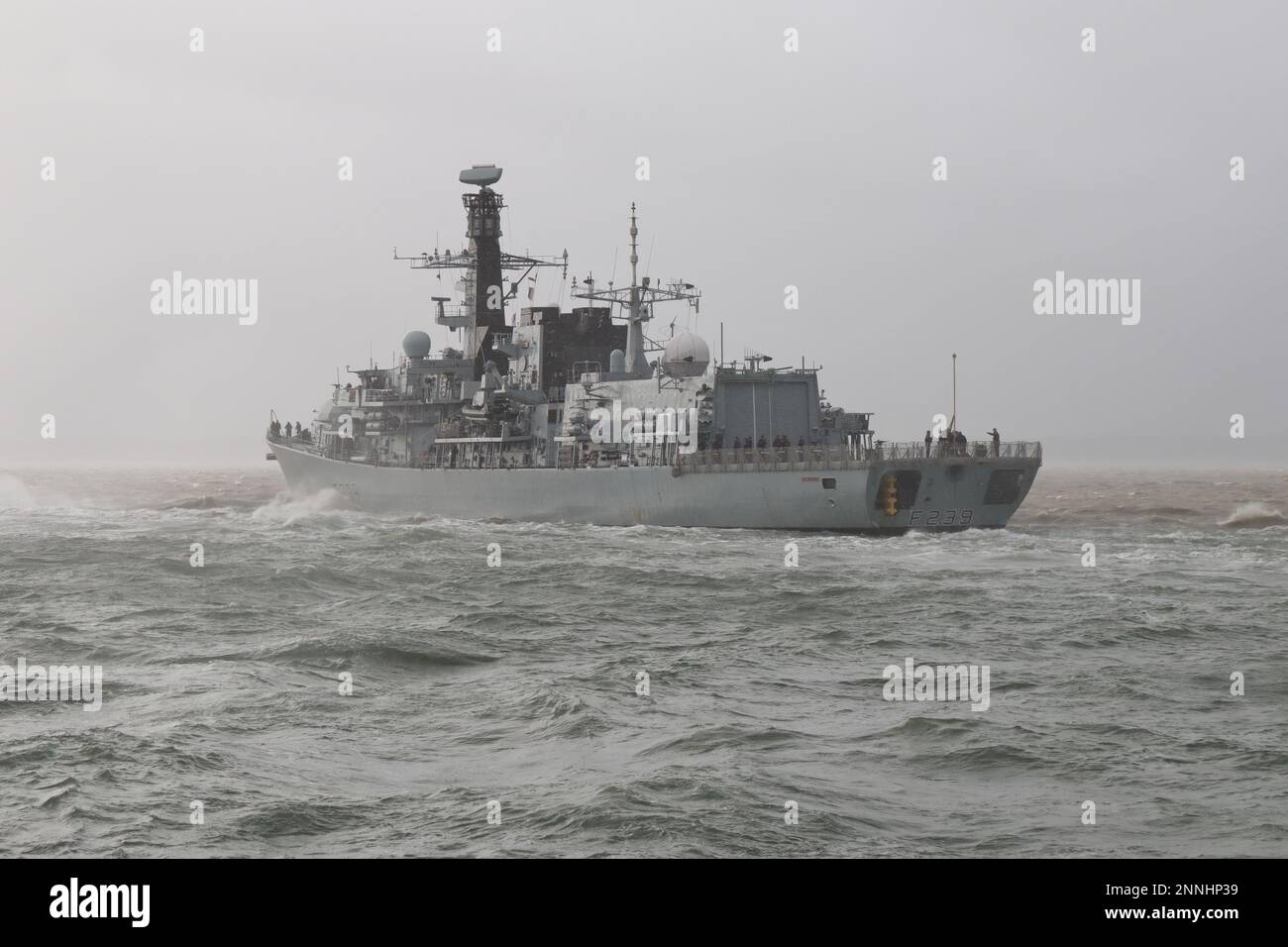 Die Royal Navy Fregatte HMS RICHMOND verlässt die Marinestützpunkt bei schlechtem Wetter Stockfoto