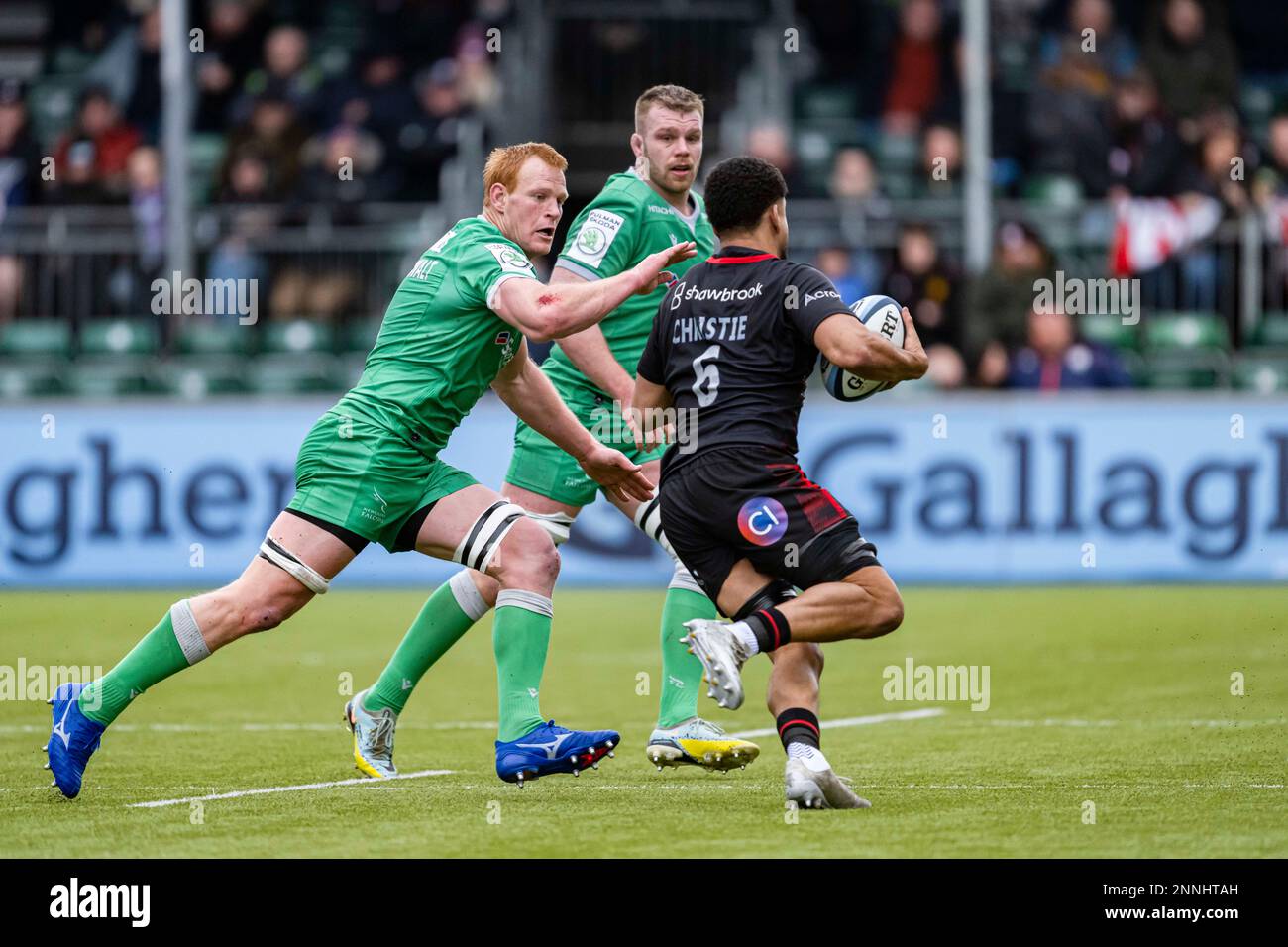 LONDON, VEREINIGTES KÖNIGREICH. 25., Feb. 2023. Andy Christie of Saracens (rechts) wird am Samstag, den 25. Februar 2023, beim Gallagher Premiership Rugby Match zwischen Saracens und Newcastle Falcons im StoneX Stadium angegriffen. LONDON, ENGLAND. Kredit: Taka G Wu/Alamy Live News Stockfoto