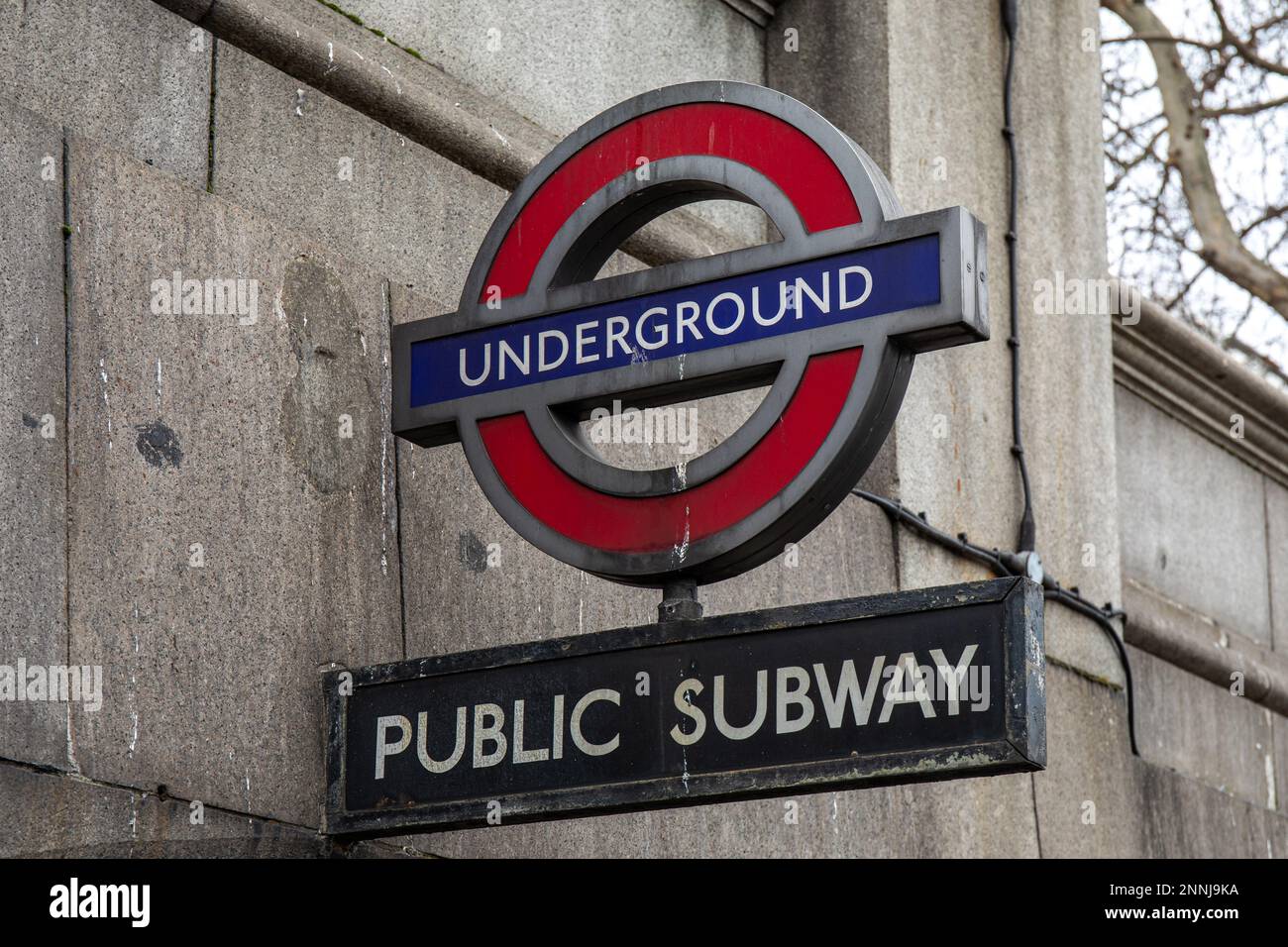 U-Bahn-Station Embankment und U-Bahn-Schild in London, England Stockfoto