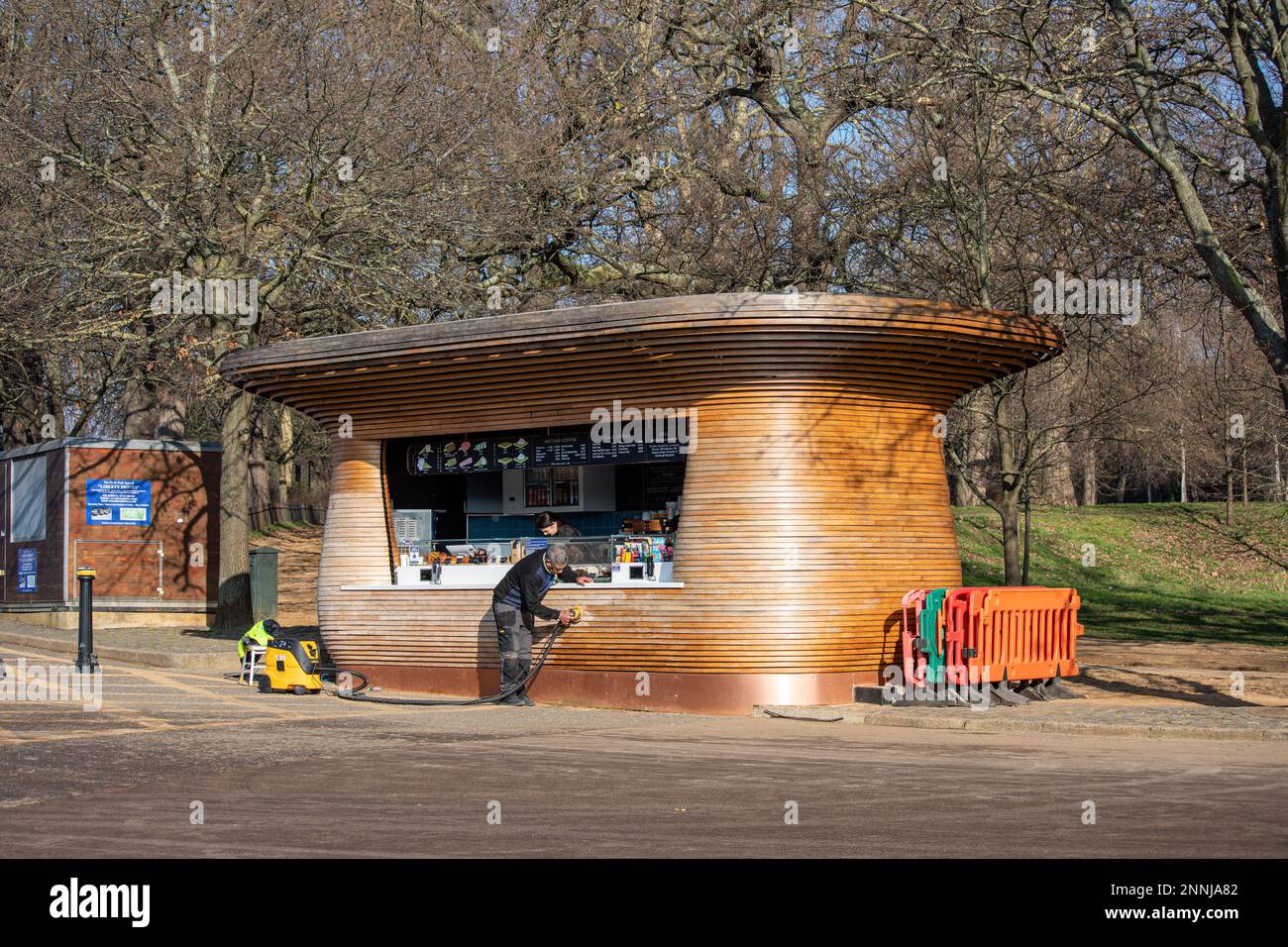 Mann, der Holzeis-Kiosk im Hyde Park, London, England mahlt Stockfoto
