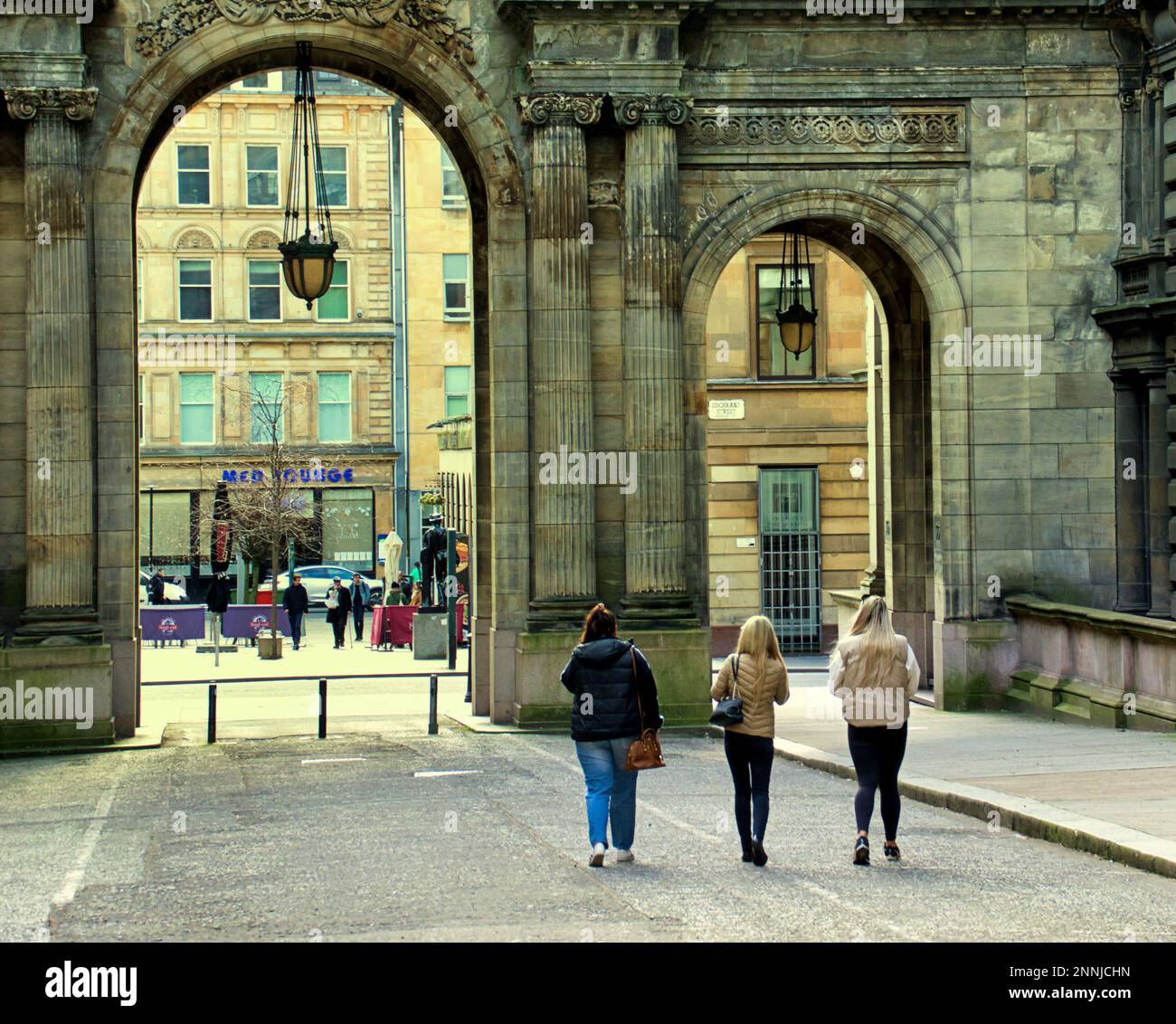 Glasgow, Schottland, Vereinigtes Königreich 25. Februar 2023. UK Weather: Sonniger Tag und Frühlingswetter sahen, wie Menschen auf die Straße gingen, als das Leben in die johm Street zurückkehrte die Szene der jüngsten hollywood-Filme nach dem Winter. Credit Gerard Ferry/Alamy Live News Stockfoto