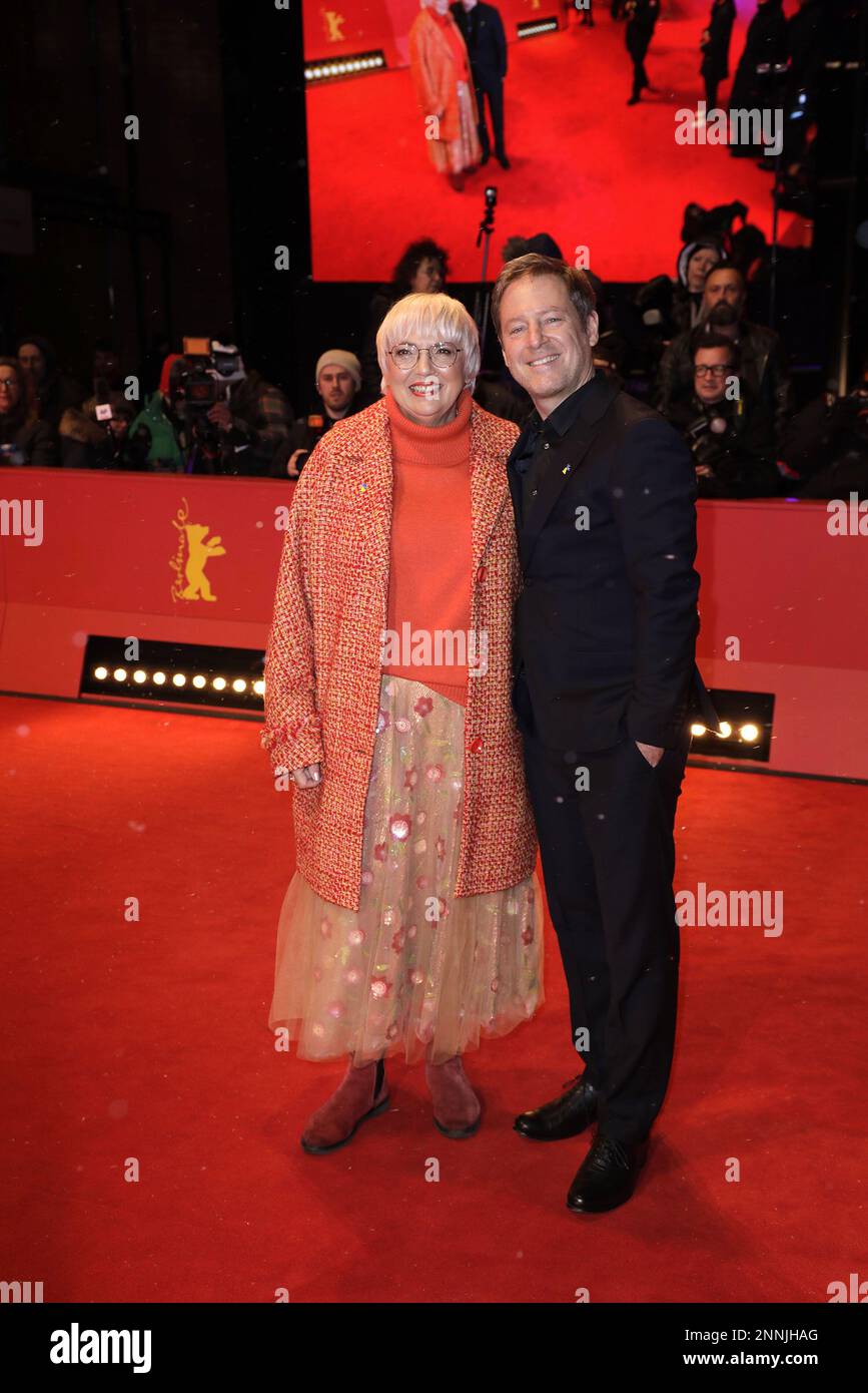 Claudia Roth und Florian Gallenberger kommen zur Abschlusszeremonie des Berlinale International Film Festival Berlin 73. im Schloss Berlinale Stockfoto