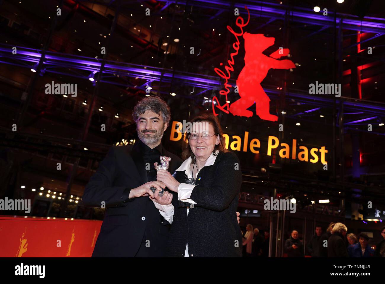 Giacomo Abbruzzese und Helene Louvard posieren mit ihrem Silberbären auf dem roten Teppich für einen herausragenden künstlerischen Beitrag zur Kinematographie von T. Stockfoto