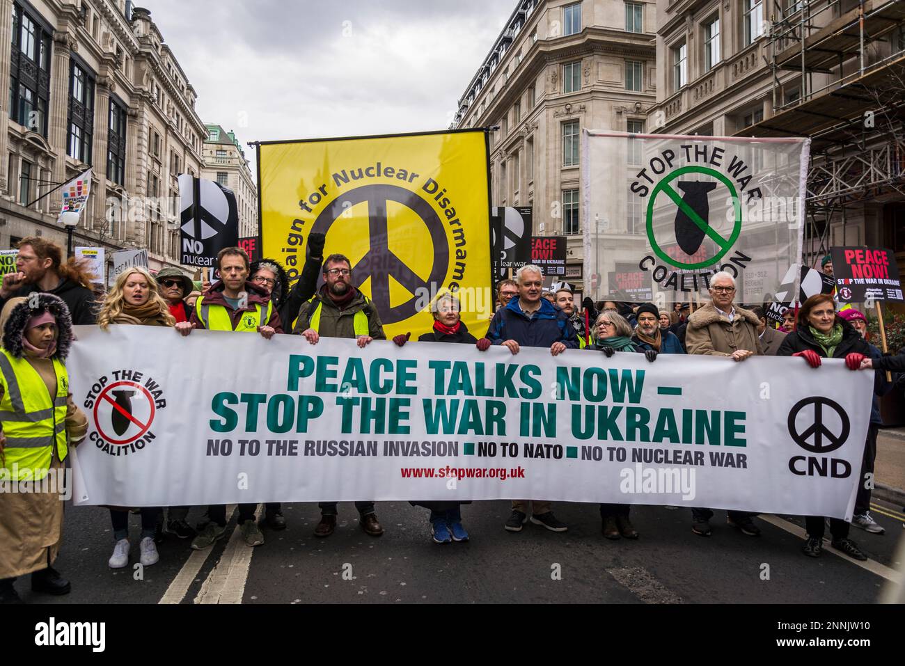 Beenden Sie die Kriegskoalition vor dem Broadcasting House der BBC, London, UK 25/02/2023 Stockfoto