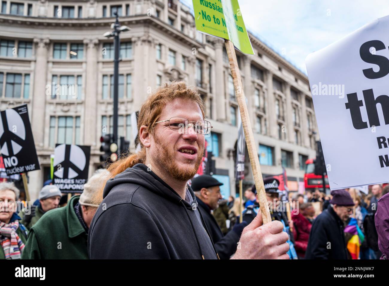 Kampagne für nukleare Abrüstung (CND) und Stopp der Demonstration der Kriegskoalition, die das Ende des Krieges in der Ukraine, London, Großbritannien fordert 25/02/2023 Stockfoto