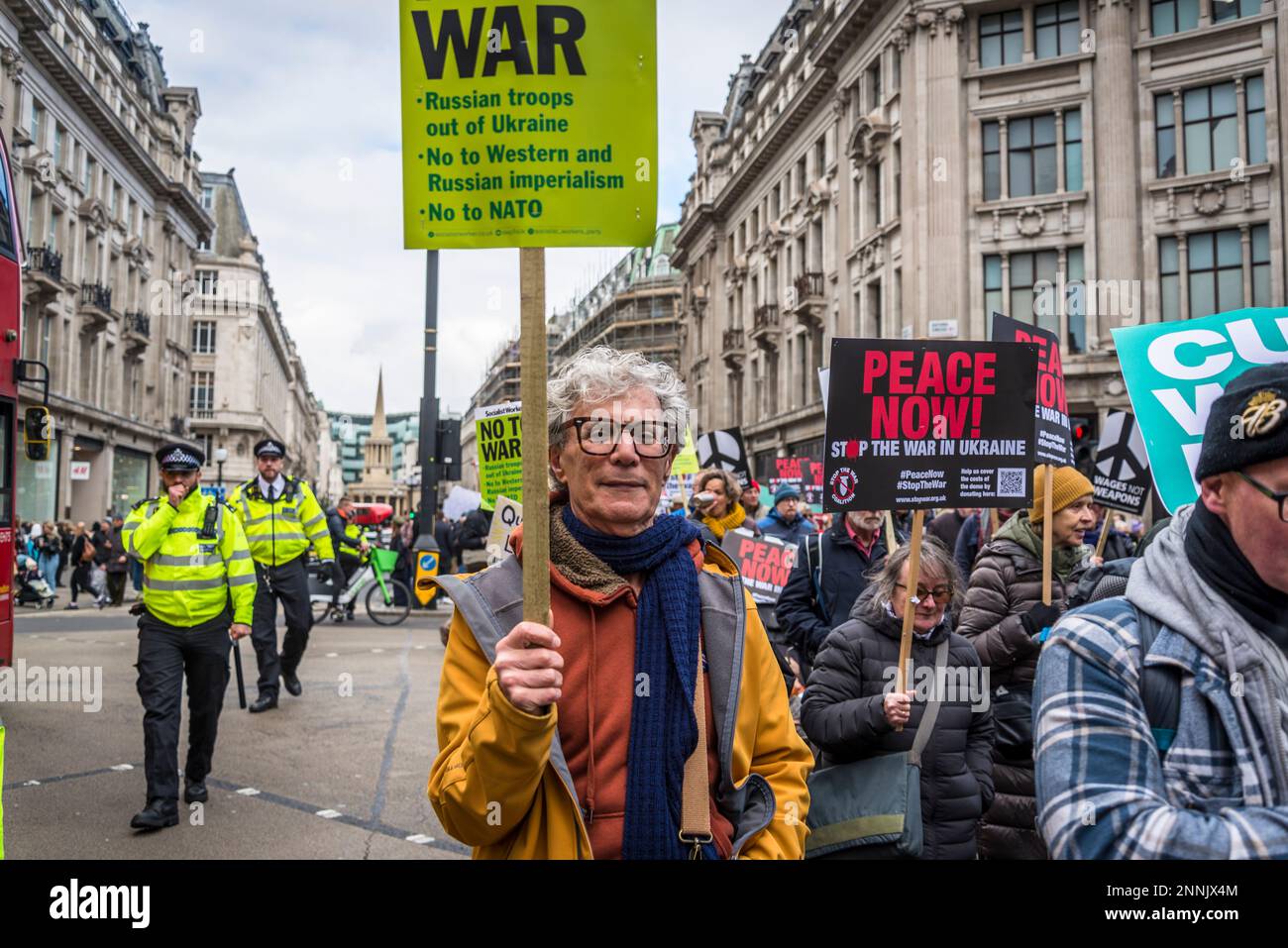 Kampagne für nukleare Abrüstung (CND) und Stopp der Demonstration der Kriegskoalition, die das Ende des Krieges in der Ukraine, London, Großbritannien fordert 25/02/2023 Stockfoto