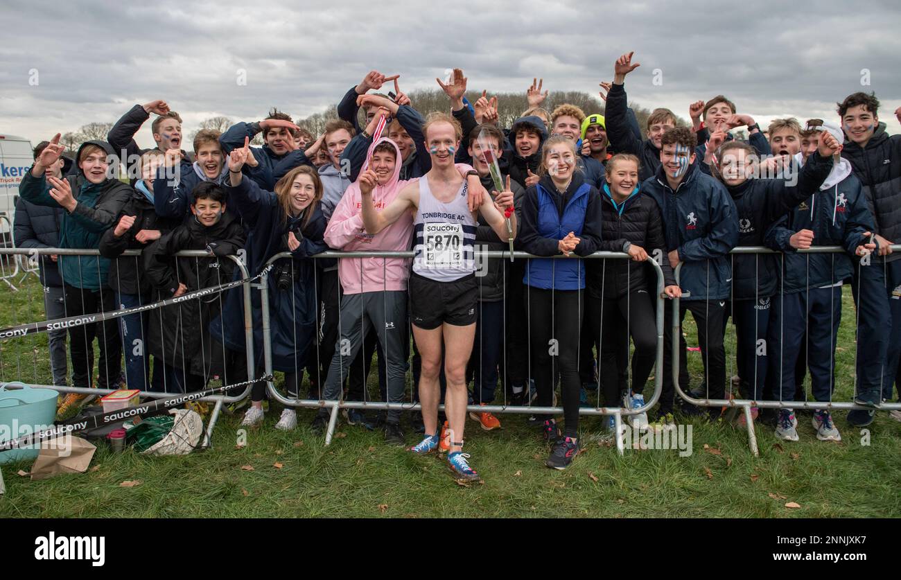 Chester, Großbritannien. 26. Februar 2023 James Kingston von Tonbridge AC feiert mit Teamkollegen nach dem Sieg bei den englischen nationalen Cross Country Championships, Bolesworth Castle, Chester, England UK am Samstag, den 25. Februar 2023 Foto von Gary Mitchell Credit: Gary Mitchell, GMP Media/Alamy Live News Stockfoto