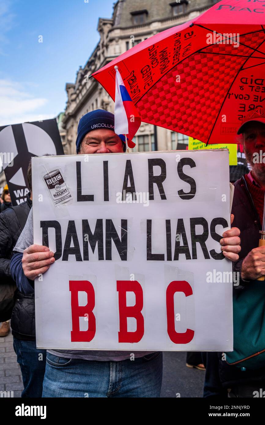 Ein Mann mit dem BBC-Plakat „Lügner, verdammte Lügner“ und der russischen Flagge auf dem Kopf, Demonstrat der Kampagne für nukleare Abrüstung (CND) und Stopp der Kriegskoalition Stockfoto