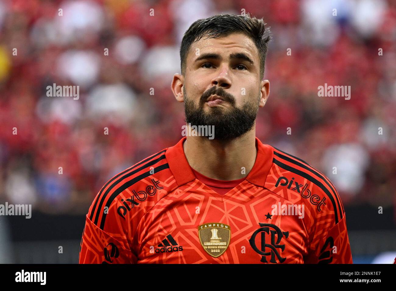 Brasilia, Brasilien. 25. Februar 2023. DF - Brasilia - 02/25/2023 - CARIOCA 2023, FLAMENGO X BOTAFOGO - Matheus Cunha Spieler von Flamengo während des Spiels der Nationalhymne vor dem Spiel gegen Botafogo im Mane Garrincha Stadion für die Carioca 2023 Meisterschaft. Foto: Mateus Bonomi/AGIF/Sipa USA Kredit: SIPA USA/Alamy Live News Stockfoto