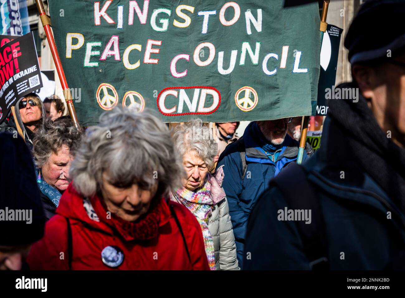 Kingston Peace Council, Campaign for Nuclear Disarmament (CND) und Stop the war Coalition Demonstration, die das Ende des Krieges in der Ukraine, London, U fordert Stockfoto