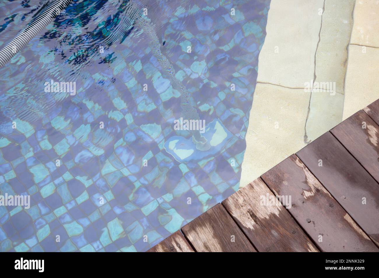 Mann reinigt Schwimmbad mit Staubsauger. Wöchentliche Wartung des Pools. Poolreinigung. Stockfoto