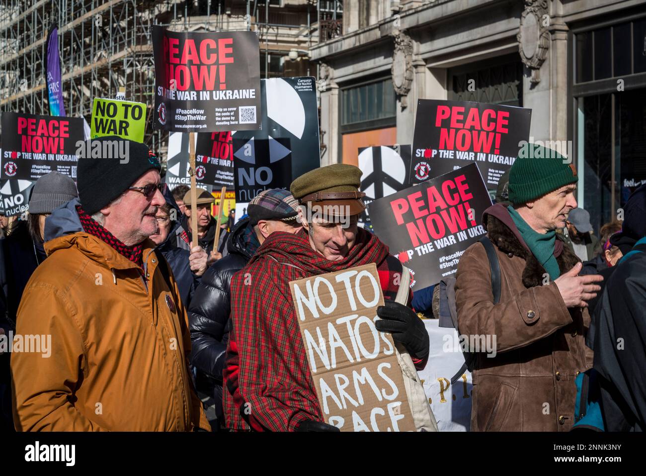 Mann mit 'Nein zum NATO-Rüstungswettlauf', Kampagne für nukleare Abrüstung (CND) und Stop the war Coalition Demonstration, die das Ende des Krieges in der Ukraine fordert Stockfoto