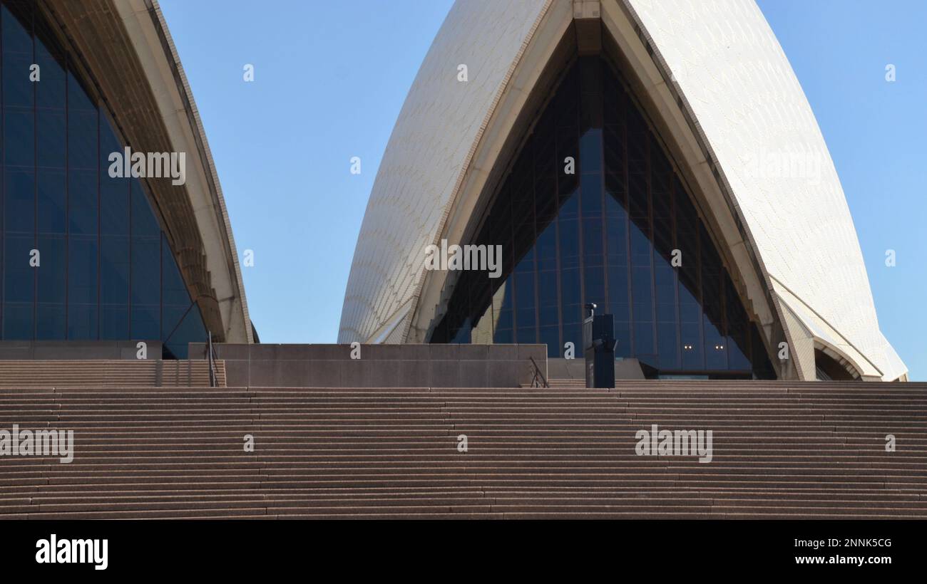 Die berühmten Dachsegler aus wjhite-Fliesen und die aufragenden Fenster zum Hafen sind Markenzeichen des berühmten Konzertsaals Sydney Opera House in Australien Stockfoto