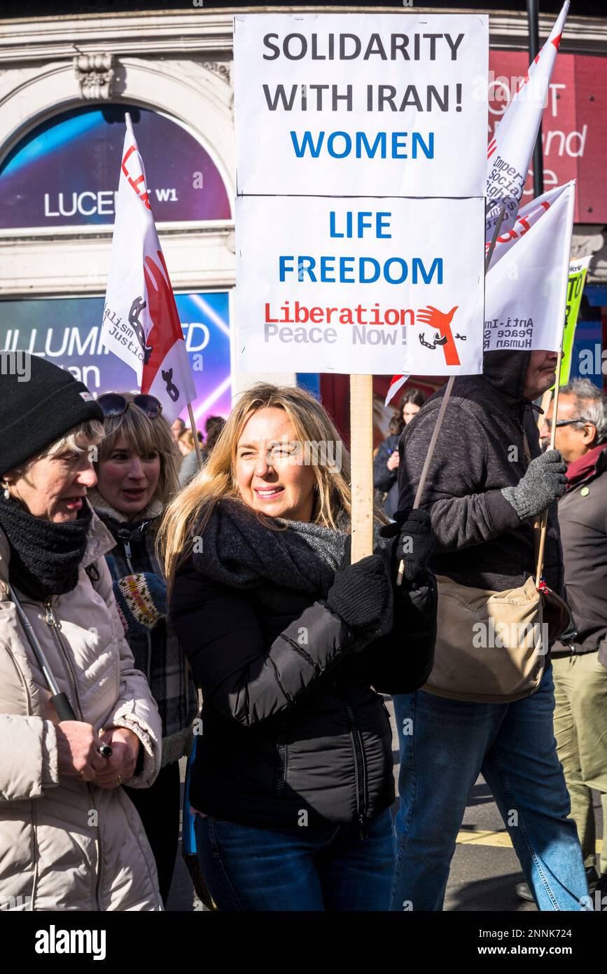 Kampagne für nukleare Abrüstung (CND) und Stopp der Demonstration der Kriegskoalition, die das Ende des Krieges in der Ukraine, Piccadilly Circus, London, Großbritannien fordert Stockfoto