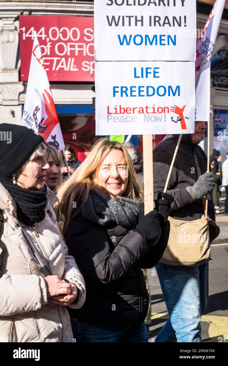 Kampagne für nukleare Abrüstung (CND) und Stopp der Demonstration der Kriegskoalition, die das Ende des Krieges in der Ukraine, Piccadilly Circus, London, Großbritannien fordert Stockfoto