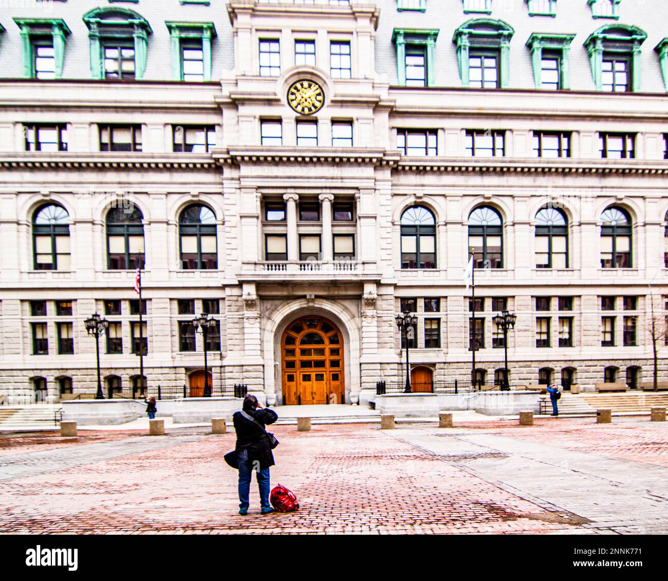 Ein Fotograf, der ein Foto vom John Adams Courthouse macht Stockfoto