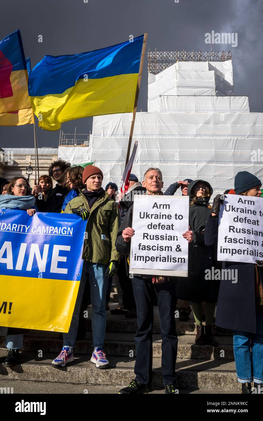 Pro-ukrainische Gegenprotester unter der Führung des Wahlkampfes Peter Tatchell, Trafalgar Square, London, UK 25/02/2023 Stockfoto