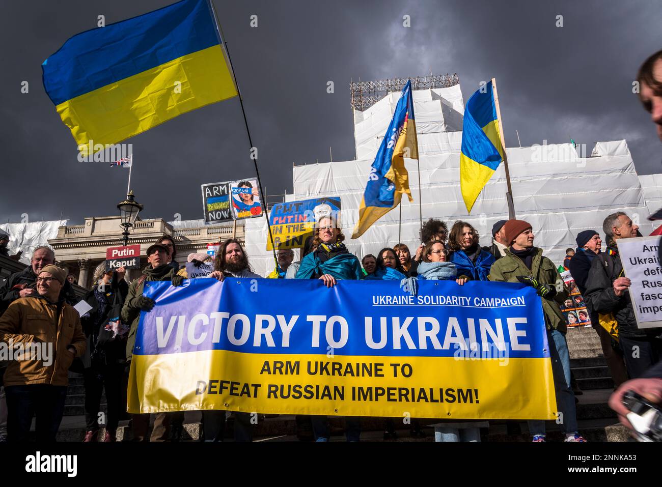 Pro-ukrainische Gegenprotester unter der Führung des Wahlkampfes Peter Tatchell, Trafalgar Square, London, UK 25/02/2023 Stockfoto