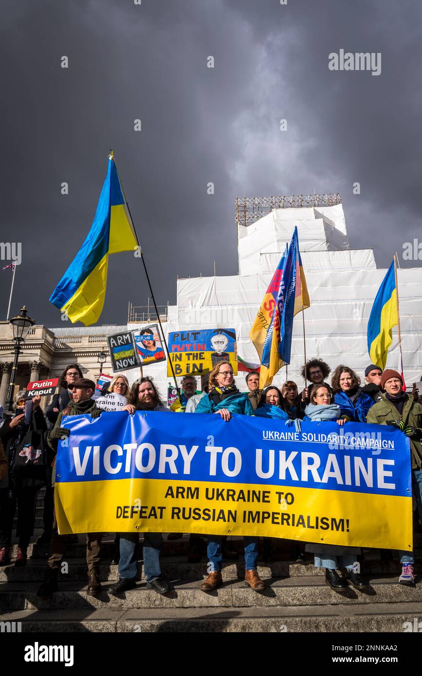 Pro-ukrainische Gegenprotester unter der Führung des Wahlkampfes Peter Tatchell, Trafalgar Square, London, UK 25/02/2023 Stockfoto