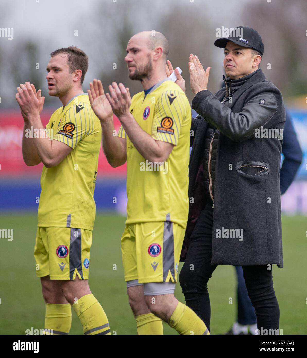 Wrexham, Wrexham County Borough, Wales. 25. Februar 2023 Dorking-Spieler und Eigentümer/Manager Marc White klatschen die Auswärtsfans während der ganzen Zeit, während des Wrexham Association Football Club V Dorking Wanderers Football Club auf dem Rennplatz, in der Vanarama National League. (Bild: ©Cody Froggatt/Alamy Live News) Stockfoto