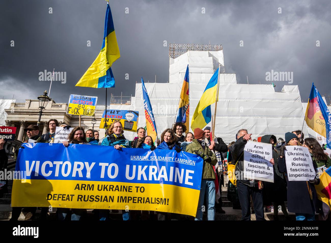 Pro-ukrainische Gegenprotester unter der Führung des Wahlkampfes Peter Tatchell, Trafalgar Square, London, UK 25/02/2023 Stockfoto